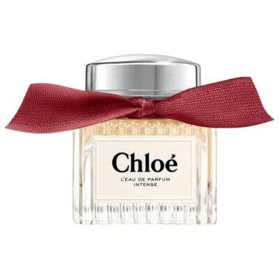 Chloé L’Eau De Parfum Intense, elegantná a zvodná parfumová fľaša s jemným dizajnom, ktorá obsahuje kvetinovo-ovocnú vôňu pre moderné ženy.