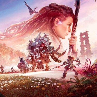 Scéna z hry **Horizon Forbidden West**, kde hlavná postava, Aloy, stojí v krásnom otvorenom prostredí, obklopená futuristickými technológiami a divokou prírodou.