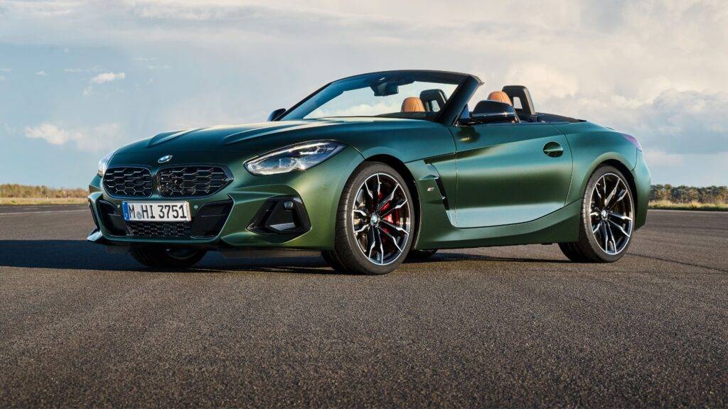 BMW Z4 (2025) je nový výkonný roadster, ktorý pokračuje v tradícii športových vozidiel so zameraním na dynamiku a radosť z jazdy. Tento model prináša do ponuky niečo, čo sa stáva čoraz vzácnejším – manuálnu prevodovku, ktorá umožňuje vodičovi ešte väčší pocit kontroly a spojenia s vozidlom. S kombináciou vynikajúcej výkonnej technológie a moderného dizajnu sa Z4 (2025) stáva skvelým autom pre tých, ktorí vyhľadávajú čistý zážitok z jazdy.